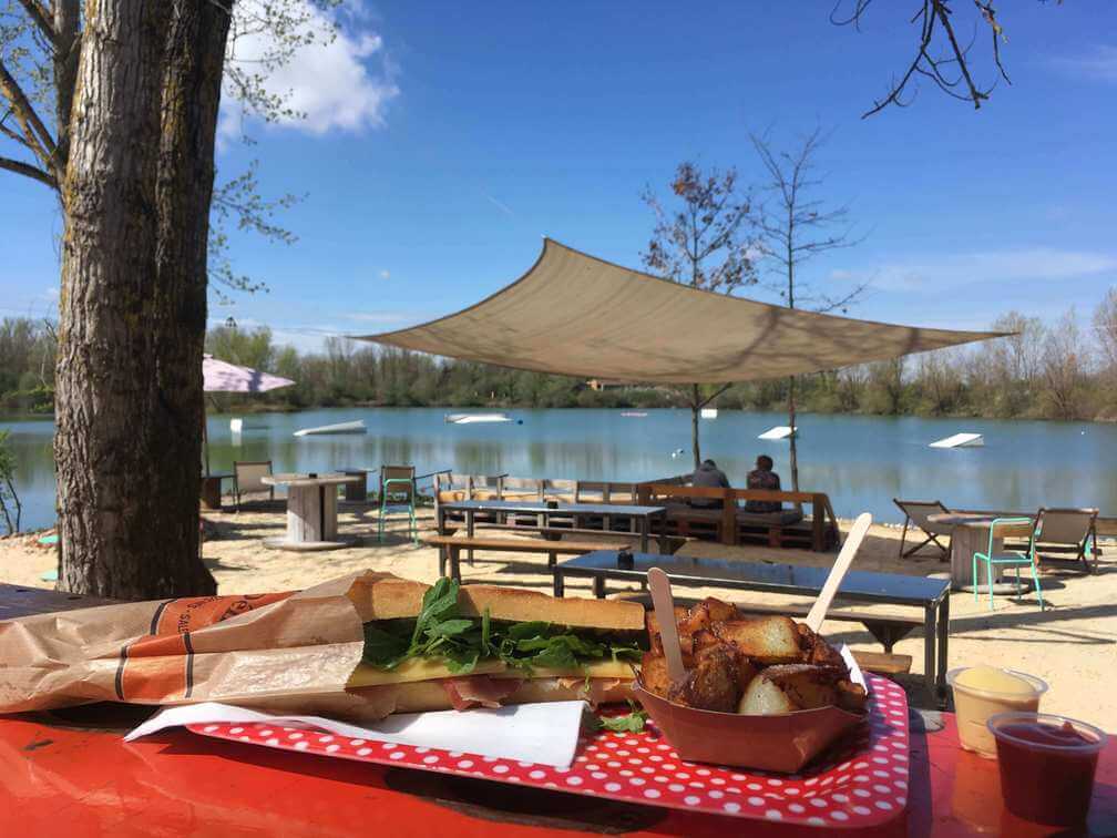 sandwich avec tapas et sauces vue sur le lac